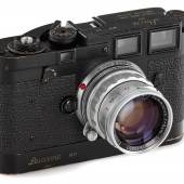 Leica MP-60 Die Kamera befindet sich in einem ähnlichen kosmetischen Zustand wie die MP-59, weist an den Rändern eine attraktive Gebrauchspatina auf und ist ebenfalls in einwandfreiem Zustand. Zu dieser besonderen Leica gehören ein passendes, begehrtes schwarz lackiertes Leicavit MP und ein starres verchromtes Summicron 2/5cm Nr. 1513257.