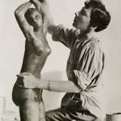 Valley Wieselthier arbeitet an einer ihrer ersten Skulpturen