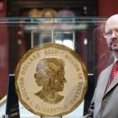 Dorotheum Münz-Experte Mag. Michael Beckers mit der größten Goldmünze der Welt