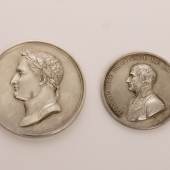 70 Medaille Bronze, versilbert. Napoleon I. Die Taufe des Königs von Rom 1811. Napoleon hält seinen Sohn über das Taufbecken. % 6,84 cm. 145 g. (4298024) 80,-- EURO