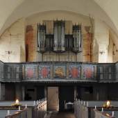 Blick zur Empore mit der Orgel in der Dorfkirche in Poseritz * Foto: Marie-Luise Preiss/Deutsche Stiftung Denkmalschutz 