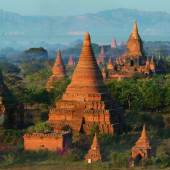       Vasundhara-Figur     Pagoden in Bagan     Blick auf Pagoden in Bagan