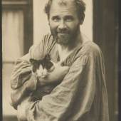 Moriz Nähr (1859-1945) Gustav Klimt mit seiner Katze, Wien 1912 Schätzpreis: 24.000–28.000 Euro