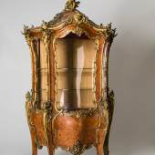 Napoleon III.- Vitrinenschrank sofort ins Auge (Taxe 1.400 €)