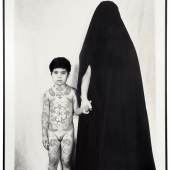Shirin Neshat, „Ohne Titel“, 1996 (Aus der Serie: „Women of Allah“), Silbergelatine, Alurahmen, verglast, 166 × 122 cm, Neue Galerie Graz, Foto: Universalmuseum Joanneum/N. Lackner