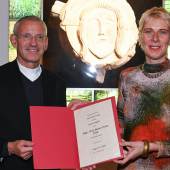 Nikolaus Krasa, Generalvikar der Erzdiözese Wien übergibt an Maruša Sagadin den Msgr. Otto Mauer-Preis für bildende Kunst 2022 