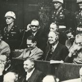Nürnberger Prozesse: Bank mit Angeklagten des NS-Regimes, 1945. Fotografie, Deutsches Historisches Museum.  © Presse-Foto Röhnert/Deutsches Historisches Museum 