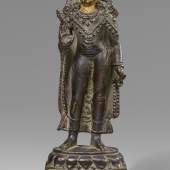 Nr. 394 442 Seltene Figur des bekrönten Buddha Kaschmir oder Westtibet, 9./10. Jh. Dunkelpatinierte Bronze mit Silbereinlagen, H 22,3 cm Schätzpreis: € 10.000 – 15.000,- Ergebnis: € 149.000,-