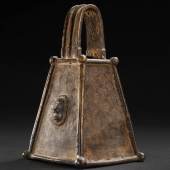 Glocke, Benin/Nigeria  Bronze, H = 18,5 cm  CHF 5'000 / 7'500 EUR 3'846 / 5'769 USD 5'556 / 8'333  Zuschlag (inkl. Aufgeld) CHF 21'600 | EUR 16'615 | USD 24'000