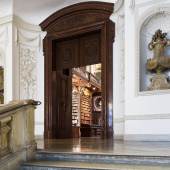 Barocke Prunkstiege und Eingang zum Prunksaal, Wien, 2016 – © Österreichische Nationalbibliothek/Johannes Hloch