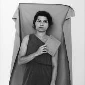 Selbstportrait mit Graukarte und Zahnschmerzen, 2013 Analoger SW-Barytprint, 40x30 cm © Anja Manfredi