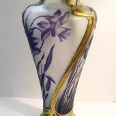 ((Bild Orivit Vase 2545 violett ... ; Bildnachweis: Dénes Szy Kunsthandel)): Eine Zierde fürs Domizil: Die mit herrlichem Narzissendekor versehene Jugendstilvase von Orivit entstand im Jahre 1900 und wird von Dénes Szy offeriert.