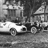 otograf unbekannt, Paul Jarays erster Stromrennwagen für Ley neben konventionellen Rennautos der Zeit, 1923, © Schloss Arnstadt
