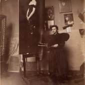 Ottilie W. Roederstein in ihrem Pariser Atelier vor ihre Gemälde Miss Mosher, 1887–1889, Fotografie, Roederstein-Jughenn-Archiv im Städel Museum