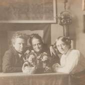 Ottilie W. Roederstein, Jeanne Smith und Ida Gerhardi (v. l. n. r.), Atelier auf dem Boulevard du Montparnasse 108, Paris, Mai 1904, Fotografie, Roederstein-Jughenn-Archiv im Städel Museum