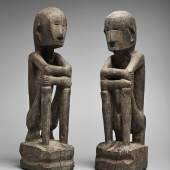 A PAIR OF IFUGAO FIGURES  Northern Luzon, Philippines  Bulul, each seated with the arms crossed on the knees, each on rounded base with central groove, dark patinas.  46 and 48 cm. high.  Schätzpreis: €2.000 - €3.000 Ergebnis: €12.400