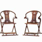   Paar Faltbare Huanghuali Hufeisenstühle mit Qilin-Dekor Qing Startpreis € 7.000 Schätzpreis € 14.000