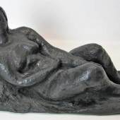 Pallandt, Charlotte van, 1898 - 1997, Arnhem - Noordwijk, niederländische Malerin und Bildhauerin,  "Liegender weiblicher Akt", Bronze, im Sockel sign., 17,5 x 32 x 12 cm. Aufrufpreis:	800 EUR