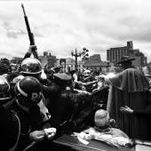 Robert Lebeck Militärpolizisten schützen Papst Paul VI. vor dem Andrang Hunderttausender Gläubig