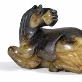 Pferd mit zurückgewandtem Kopf China Wohl Ming-Dynastie Beige-bräunliche Hetian-Jade | 9cm Schätzpreis: 12.000 – 15.000 Euro 