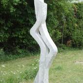 Frank Teufel (*1966): Ohne Titel (2019)  Skulptur aus Schlesischem Marmor  Monogrammiert. Montiert auf Steinso
