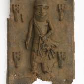 Platte. Benin Reich, Nigeria. 48 cm. Vorbesitzer Ernst Lippert. Sammlung Weltkulturen Museum. Foto Wolfgang Günzel