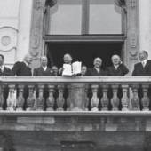 by ERICH LESSING / Am 15. Mai 1955 wurde der österreichische Staatsvertrag unterzeichnet. Belvedere, Wien, 1955