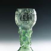Römer mit dem Hauswappen des Johann Schütgen von Cöllen Rheinland oder Niederlande, datiert 1650 hellgrünes Glas, Diamantriss; H. 23,5 cm Schätzpreis: 35.000 – 70.000 €