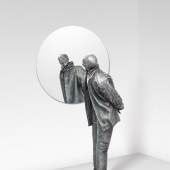 Juan Muñoz* (1953 – 2001) Chino mirándose en espejo redondo, 1999 Polyesterharz, Spiegel Figur: 142 x 48 x 43 cm Schätzpreis: 350.000 – 550.000 €