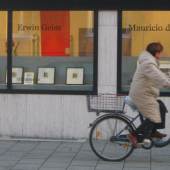Aussenansicht der Galerie Edition Camos mit Dame am Fahrrad (c) edcamos.de