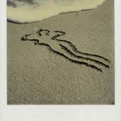 Sandzeichnung, Ramatuelle, 10.10.1980 Polaroid SX-70 10.7 x 8.9 cm Foto Martin P. Bühler, Kunstmuseum Basel © Pro Litteris