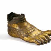 Rechter Fuß einer monumentalen Buddhistischen Figur China Ming-Dynastie oder früher Bronze  Höhe 20cm Ergebnis: 28.160 Euro 
