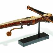 Renaissance Armbrust mit reichen Einlagen Deutschland Datiert 1586 Eisen, Bein, verschiedene Hölzer Ergebnis: 30.960 Euro