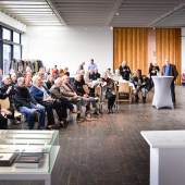 Dr. Uwe Neumann bei der Eröffnung der Ausstellung, Foto: Kunsthalle Rostock