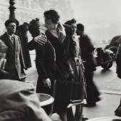 Robert Doisneau, Le baiser à l’Hôtel de Ville, 1950 (Negativ)/1979(Abzug), Bibliothèque nationale de France © Robert DOISNEAU/GAMMA RAPHO, 2023
