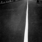 Robert Frank Street Line / New York, 1952 aus dem Buch Black White and Things © Robert Frank