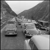 Ferienstau am Gotthard-Autoverlad, Göschenen 1961 © Schweizerisches Nationalmuseum