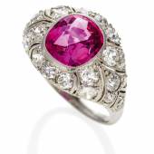 Rubin-Diamant-Ring England | Um 1920 | 1 facettierter Rubin im Cushion Cut ca. 3,6 Karat Taxe: 38.000 – 45.000 Euro