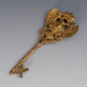 Russischer Kammerherren-Schlüssel Zar Alexander I. Bronze feuervergoldet. Allseitig fein ziselierter Schlüssel.   Kat.Nr. 3463, Limit: 3.900 €