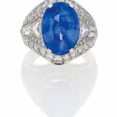 Saphir-Diamant-Ring Deutschland, um 1960 Vielzählige Diamanten im Brillant-, Baguette- und Triangel-Schliff 1 unbehandelter Saphir ca. 10,3 Karat  Schätzpreis: 16.000 – 18.000 Euro