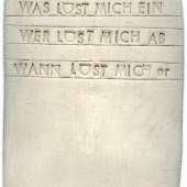 Konrad Balder Schäuffelen LOSLÖSELOS München, 1976 12,58,8x1 cm, Unikat, signiert ungebrannter Ton mit eingedrücktem Text Foto: AAP, Hubert Kretschmer