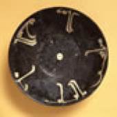 Schale mit Segensinschrift Iran Nishapur Samaniden-Dynastie 9./ 10. Jh. Irdenware mit schwarzbrauner Engobe und weißer Schlickermalerei
H 9 cm, D 26,2 cm