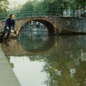 Bas Jan Ader (1942 – 1975), Fall 2, Amsterdam 1970 (Dokumentation), 16 mm Filmproduktion, schwarz-weiß, ohne Ton © Mary Sue Ader Andersen / Bas Jan Ader, Estate at the Patrick Painter Gallery