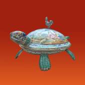 ((Bild „Schildkröte“ Bildnachweis: Dr. Birbaumer & Eberhardt)) Die Wiener Dose in Form einer Schildkröte, offeriert von Dr. Birbaumer & Eberhardt, besteht aus Silber und Emaille und wird auf die Zeit um 1870 datiert.
