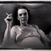Marilyn Minter Mom Smoking, 1969-1995 Aus der Serie Corel Ridge Towers, 1969-1995 Schwarz-weiß Fotografie 103 x 123 cm © Courtesy of Andréhn-Schiptjenko