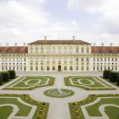 Neues Schloss Schleißheim, Gartenseite mit Blumenparterre Format jpeg / 0,9 MB © Bayerische Schlösserverwaltung, München / Maria Scherf, Andrea Gruber