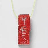 Anhänger „YES“, Paul Adie 2020, Aluminium, Farbe, Faden 