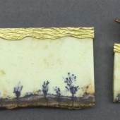 Schmuckgarnitur 18 kt. Gelbgold Fassungen, 1 Brosche, 1 Paar Ohrhänger, Edelsteinplatten, "Landschaft mit Bäumen",  Mindestpreis:	600 EUR