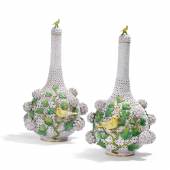 Zwei Paar Schneeball-Vasen Meissen 19 J. | Modell J.J.Kaendler Porzellan, farbig staffiert Höhe 49cm und 51cm Ergebnis zus.: 32.250 Euro