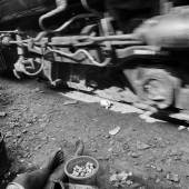 Daniel Schwartz, Beim Rüsten in einer informellen Siedlung an der Strecke zum Pasar Senen Bahnhof. Jakarta, Indonesien, 11. November 1994 Fotografie, © 2023 Daniel Schwartz / VII, ProLitteris, Zürich